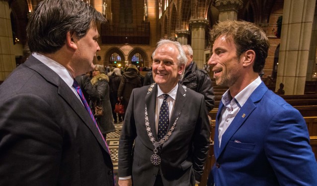 Ruben Assman (rechts) samen met burgemeester Broertjes en wethouder Floris Voorink.