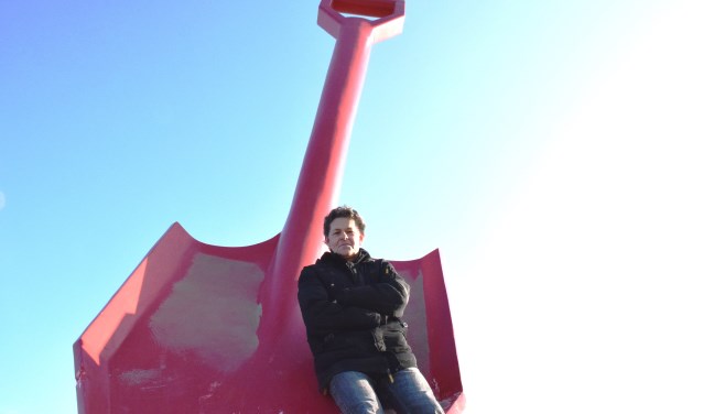 Jeroen Overweel heeft als symbool van de WIJburgerraad de grote schep die bij de entree naar het strand staat.