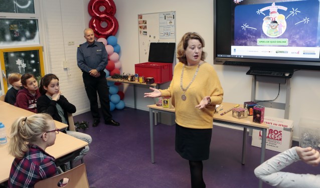 Kruisinga stond onlangs nog voor de klas om kinderen te vertellen over de gevaren van vuurwerk.