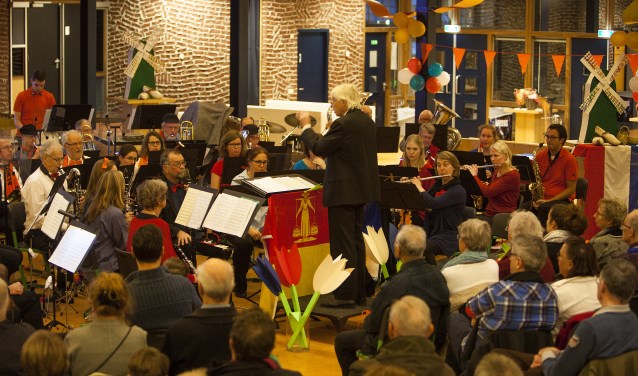 De aula van het Erfgooierscollege was aangekleed in Hollandse sfeer.