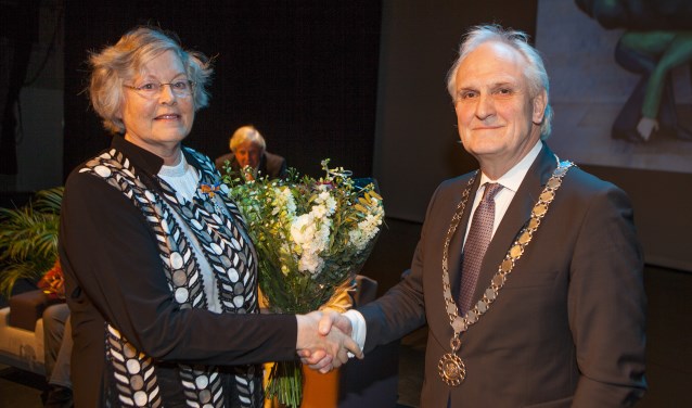 Alida ten Wolde samen met burgemeester Broertjes.