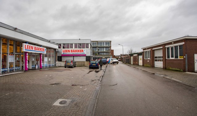 Hoe zit het met de herontwikkeling van de outlet van Leen Bakker wil de SP weten.
