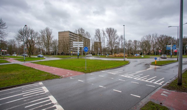 De rotonde gezien vanaf de Vreelandseweg. Rechts - niet te zien op de foto - is de afslag Sporthavenpad.