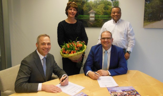 De ondertekening van het nieuwe sponsorcontract.