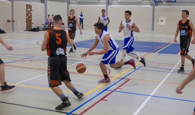 De basketballers van Quick Runners in actie in Sporthal Wolfskamer.