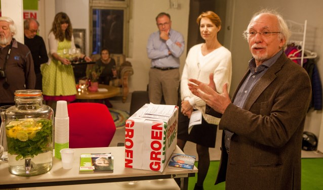 Wethouder Gerrit Pas opent het campagnepand van zijn partij. Achter hem lijsttrekker Karin Rienstra.