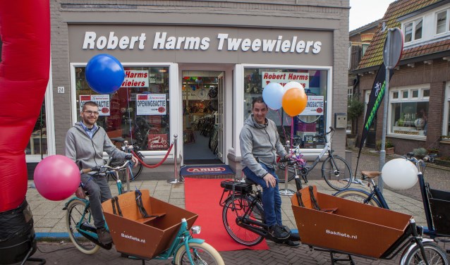Robert Harms (r) en zijn collega Peter voor de winkel aan de Naarderstraat.