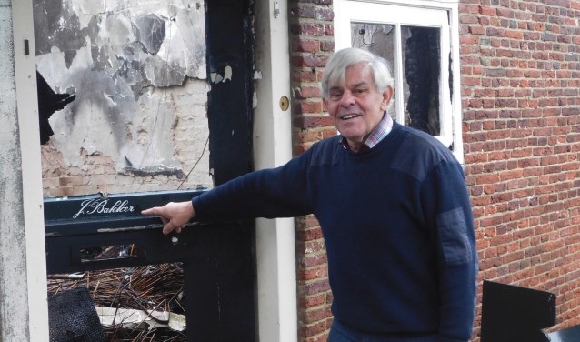 Jil Bakker bij de voordeur van de uitgebrande boerderij.