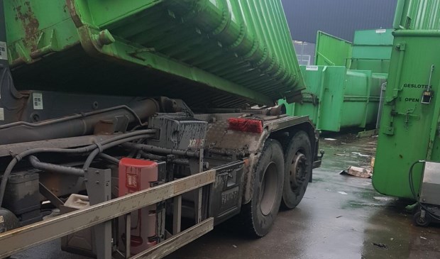 De lege containers waaien van de wagen af. De volle kunnen dus niet gewisseld worden.