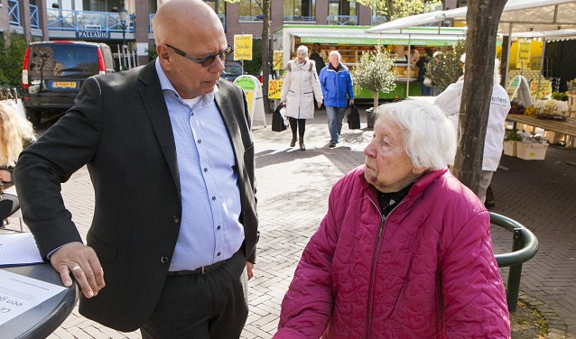 Wethouder Jan Franx ik gesprek op de markt.