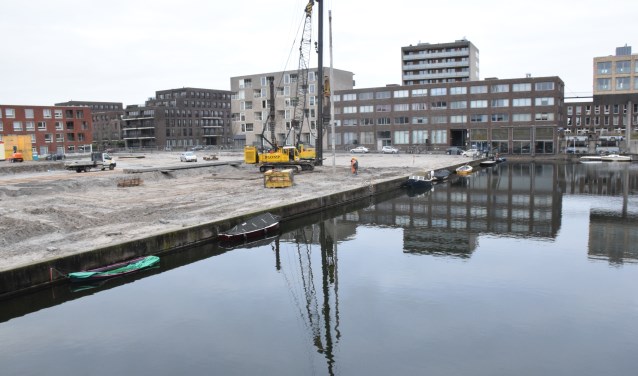 De heipalen voor de tijdelijke woningen gaan de grond in.