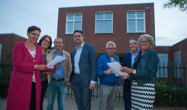 Bestuursleden van Stichting Hospice Huizen voor het hospice aan het Gooierserf.