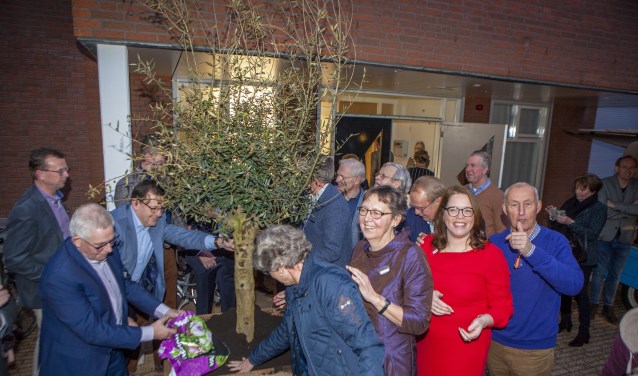 De initiatiefnemers van Hospice Huizen planten ter gelegenheid van de officiële opening een olijfboom.
