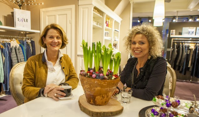 Agnes Haverkort (links) en Anne Marie Hesta zijn de nieuwe duo-voorzitters van ondernemersvereniging Hart van Huizen.