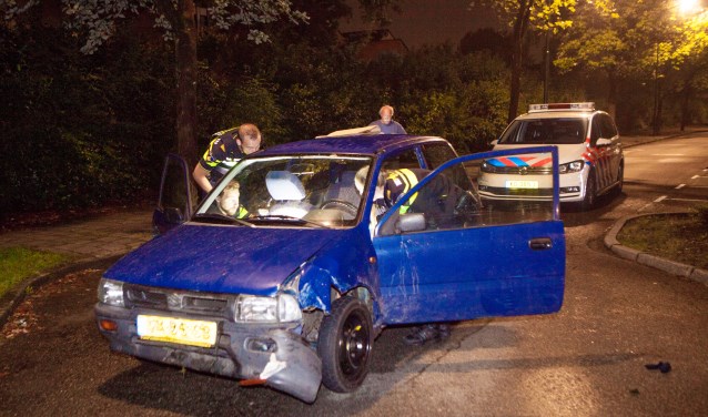 De gehavende auto waarmee de man in augustus vorig jaar een politiewagen ramde.