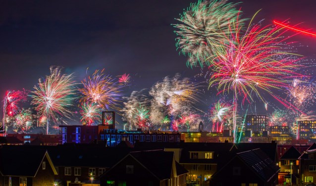 Vanaf het Marktplein maar ook ver daarbuiten konden Hilversummers genieten van de vuurwerkshow.