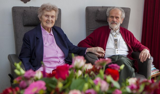 Susanne en Frans van Dinteren kregen vandaag bezoek voor hun 60-jarig huwelijk.