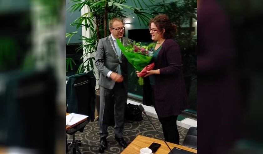 Bloemen van burgemeester Van Benthem voor vertrekkend raadslid Beppie Hoek.