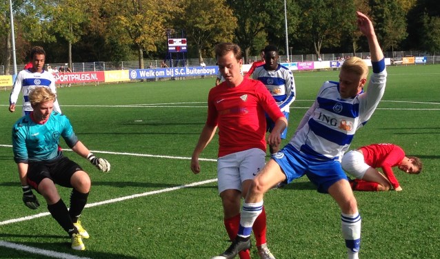 Laren speelde zaterdag in het rode reservetenue. Aan de bal Wessel Roest.
