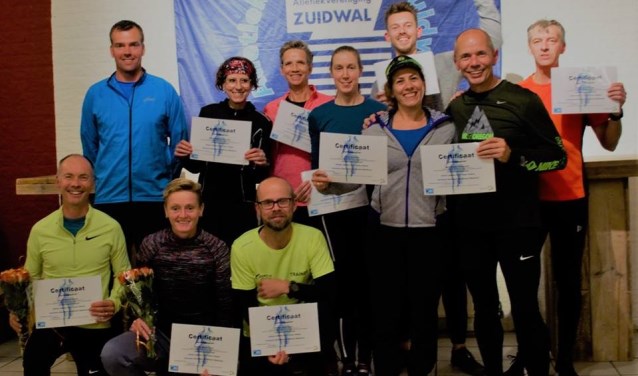 De geslaagde hardlooptrainers van AV Zuidwal met hun docent.