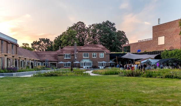 Uitzicht op de beeldentuin, de historische villa, het museum en het theater vanaf de plek waar in de zomer van 2021 de Narndic vleugel verrijst.