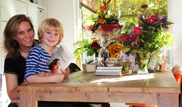 Nils is apetrots op zijn moeder Suzan Hilhorst. Haar tweede boek 'Eclips' is donderdag gepresenteerd en haar derde boek is in de maak.