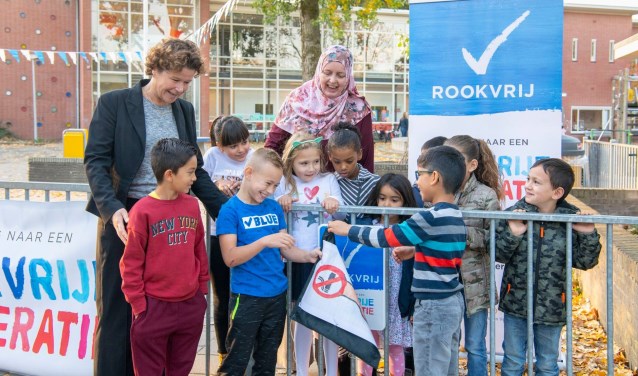 Wethouder Wolthers verklaarde de scholen rookvrij.