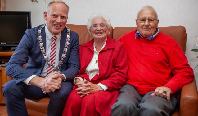 Burgemeester op bezoek bij echtpaar Chrispijn.