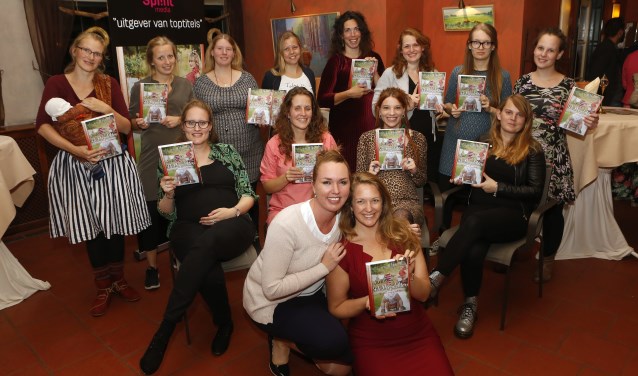 De dertien zwangere dames met vooraan Bianca Krijnen-Splint (links) en Nienke Gottenbos (rechts).