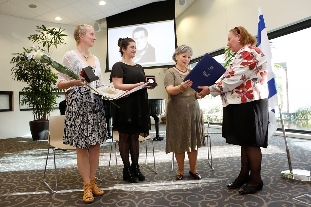 Emilie Linssen, nicht van Jaap Huismans, neemt het certificaat in ontvangst.