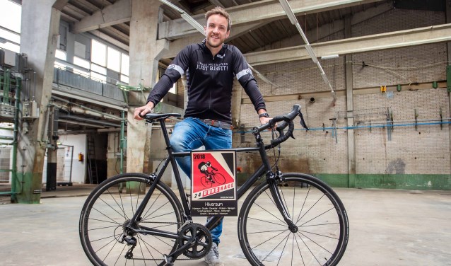 De loods van Fabrique Ludique, waar Jägers poseert met zijn fiets, is dit weekeinde start- en eindpunt van een 24 uursrace.