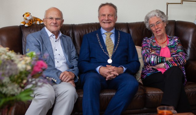 Henk en Annie Kooij met in het midden burgemeester Sicko Heldoorn.