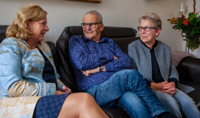Wethouder Marlous Verbeek (l) met het echtpaar Gielen op de bank.