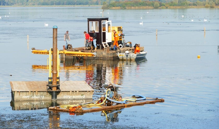 Er wordt hard gewerkt op het Gooimeer.