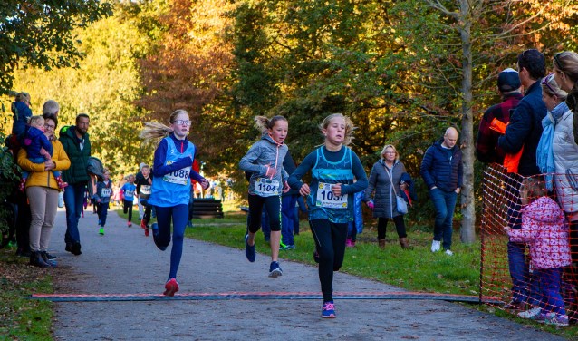 Ook bij de jeugd werd hard gelopen tijdens de Lidl Wolfskamerloop.