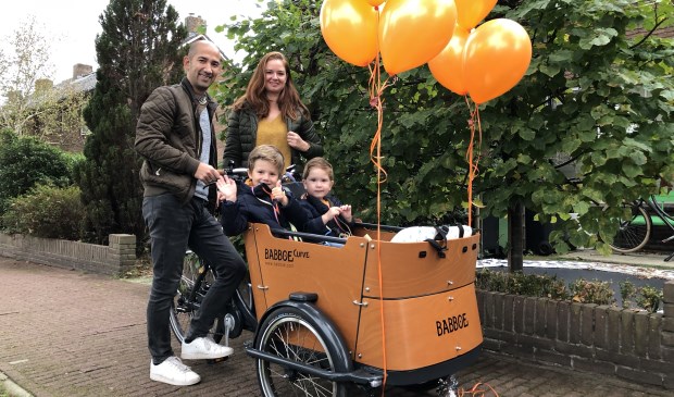 Benjamin (r) kan nu samen met zijn ouders en broer Lucas er op uit met de fiets.