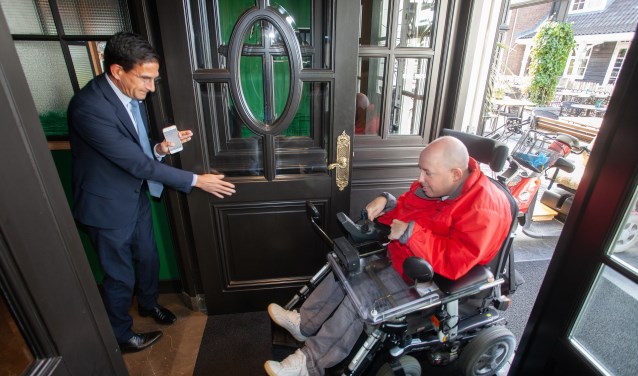 Wethouder Hulscher laat Vincent Ohlrichs binnen in restaurant Porterhouse.