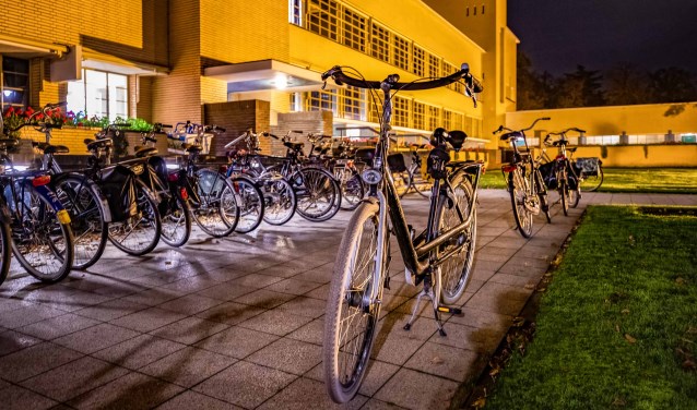 Ook bij het raadhuis werden lang niet alle fietsen tijdens de bijeenkomst van dinsdagavond in de rekken geplaatst.