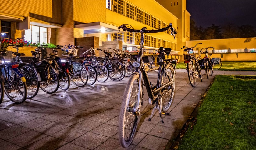 Ook bij het raadhuis werden lang niet alle fietsen tijdens de bijeenkomst van dinsdagavond in de rekken geplaatst.