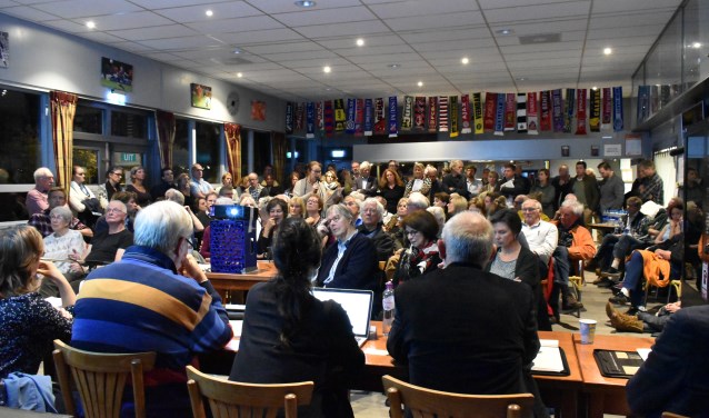 Een bomvolle kantine van SC Muiderberg waar de vergadering werd gehouden.