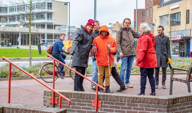Voor de blinde Gregory Dunker is een wandeltocht door het centrum een hele onderneming.