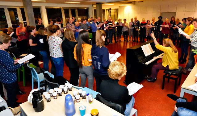 Iedere maandag repeteert EDOG Muzikaal Theater in Theater de Omval.