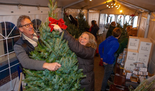 Jaap en Annelies bij Ons Genoegen, waar de kerstbomen door Raboes-scouts werden versierd.