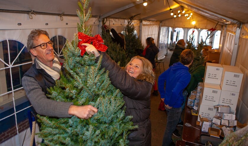 Jaap en Annelies bij Ons Genoegen, waar de kerstbomen door Raboes-scouts werden versierd.