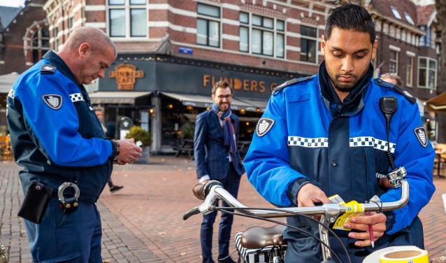 Scheepers liep al eens mee met de BOA's die dagelijks controleren op verkeerd geparkeerde fietsen.