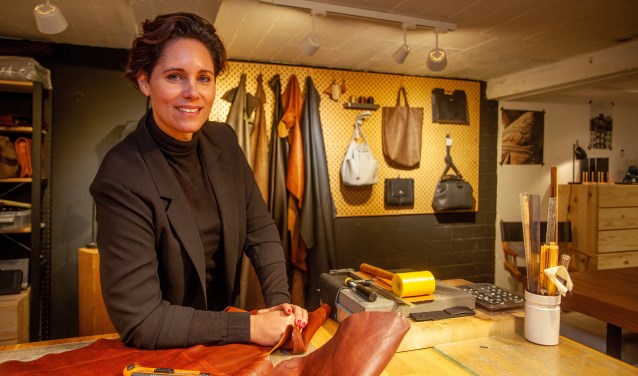 Linda is een echte ambachtsvrouw en maakt voornamelijk tassen van leer.