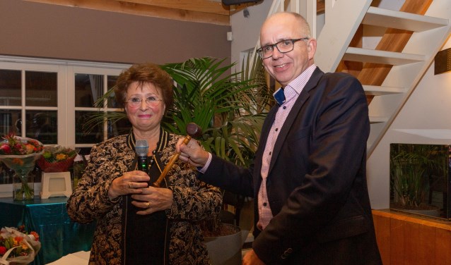 Voormalig voorzitter Marijke Willemsen overhandigt de voorzittershamer aan Maarten van Gessel (directeur-bestuurder Het Gooi en Omstreken).