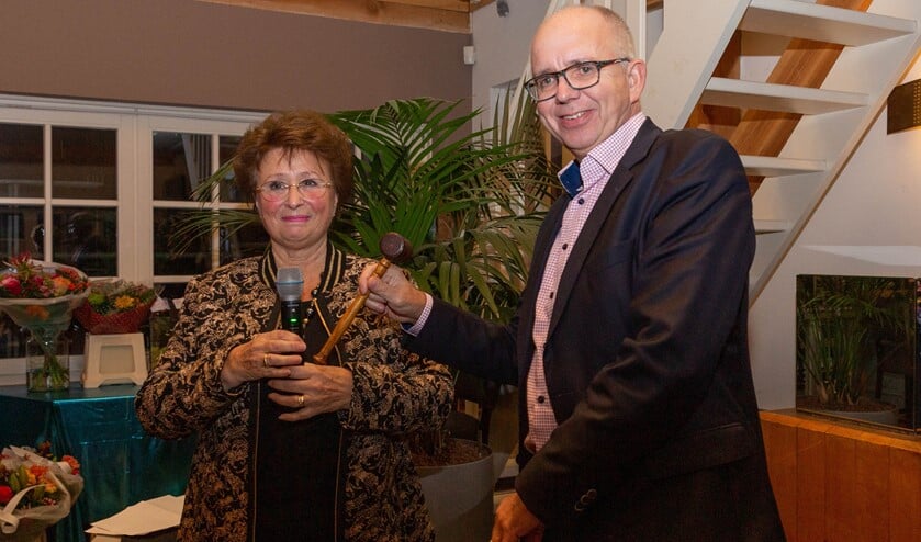 Voormalig voorzitter Marijke Willemsen overhandigt de voorzittershamer aan Maarten van Gessel (directeur-bestuurder Het Gooi en Omstreken).