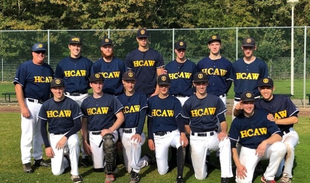 Coach Jay (links) en de kampioenen van HCAW.