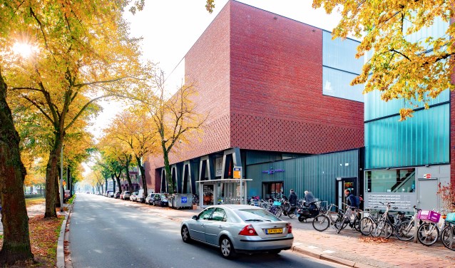 Het zwembad zit nu aan de vaak drukke Jan van der Heijdenstraat.